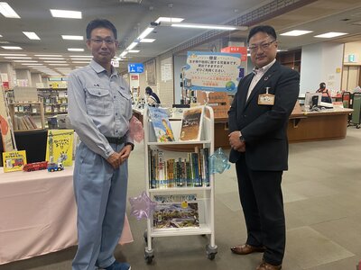 地元の子ども達に生物多様性啓発図書(絵本や図鑑などの書籍)を寄贈